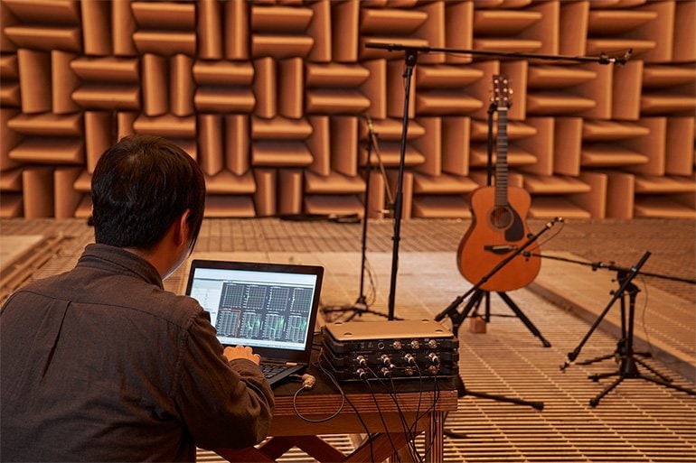 Close-up of Musician sitting - Acoustic measurement and 3D structual analysis