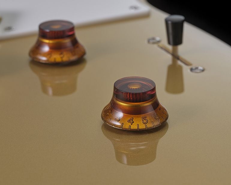 Close-up of Master Volume, Master Tone, and 3-position lever switch