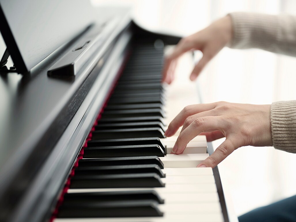 Playing the GrandTouch‑E™ keyboard with both hands
