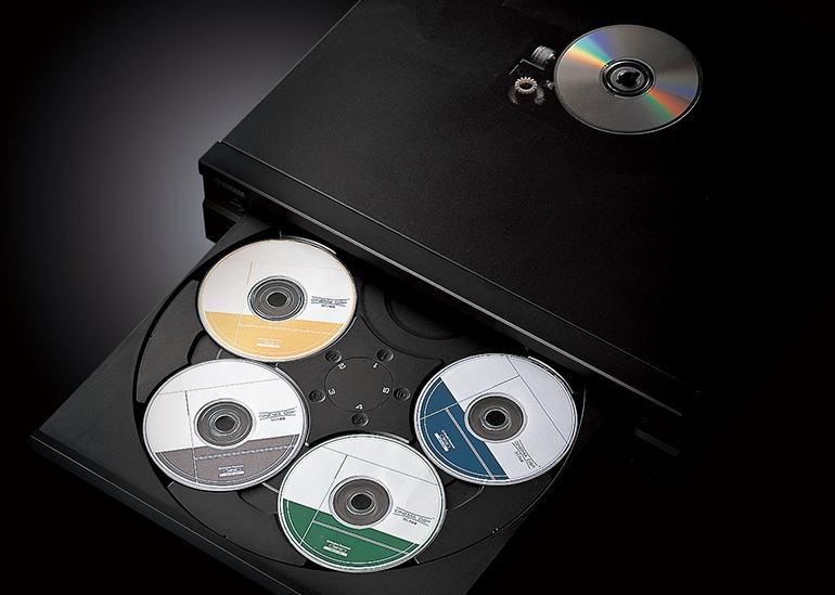 image showing CD-C603 fully-opening disc tray for changing 5 discs at the same time