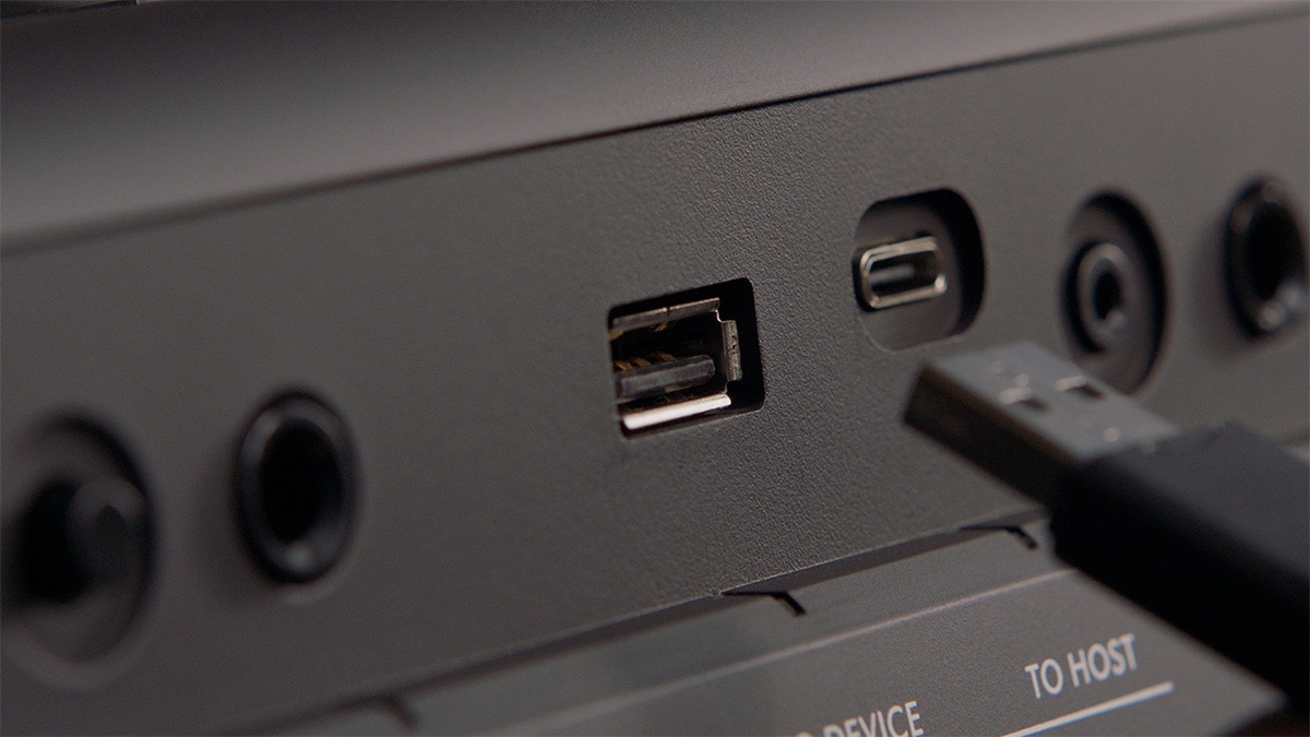 PSR-E483 Feature image of Connectivity & Output