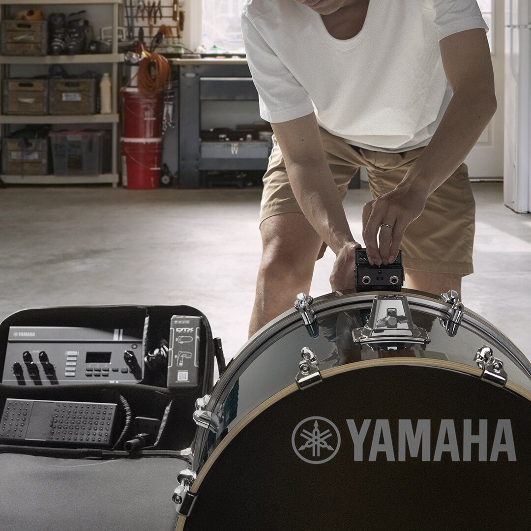 Drummer attaching the EAD20 sensor unit to a bass drum for quick setup and optimized drum sound capture.