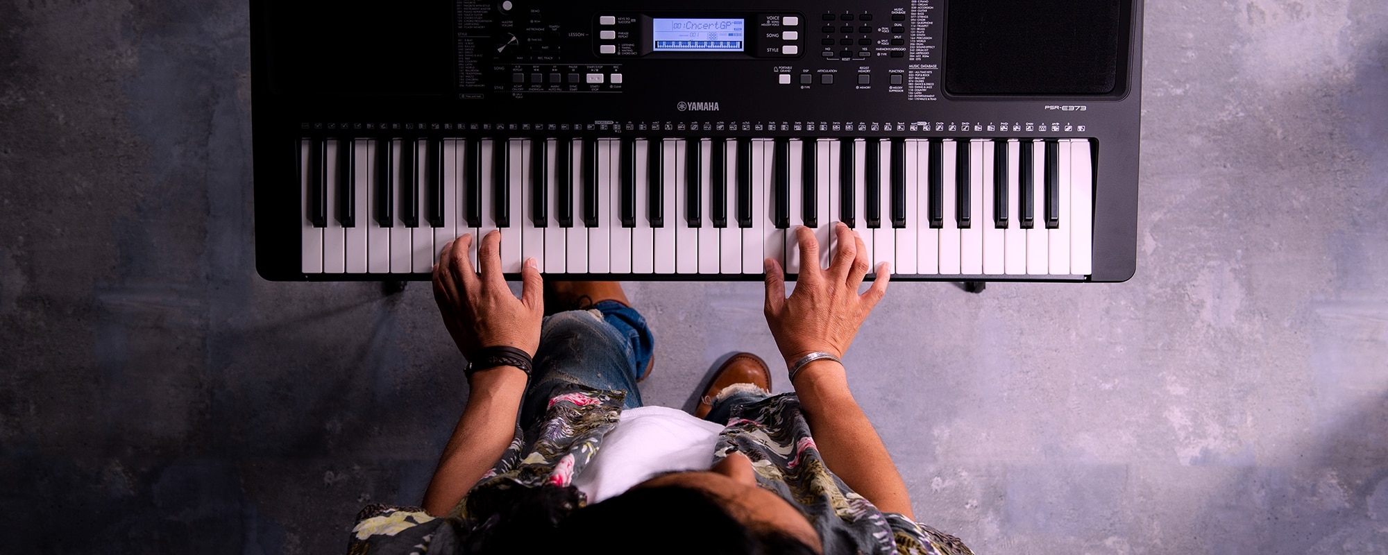 Yamaha PSR-E373 Digital Keyboard 61-Key with Touch-Sensitive Portable  Keyboard