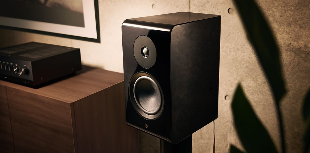 Lifestyle image of NS-800A speaker.