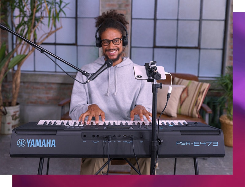 Man playing PSR-E473 Keyboard with live streaming 