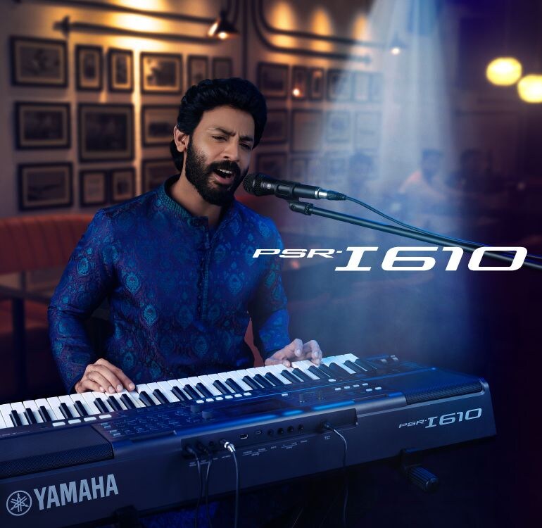 A performer using the PSR-I610 to sing and play in a restaurant