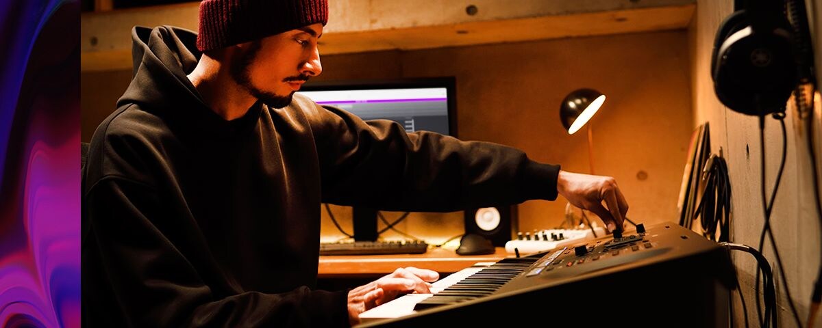 A person playing Yamaha Arranger Workstation PSR-SX620