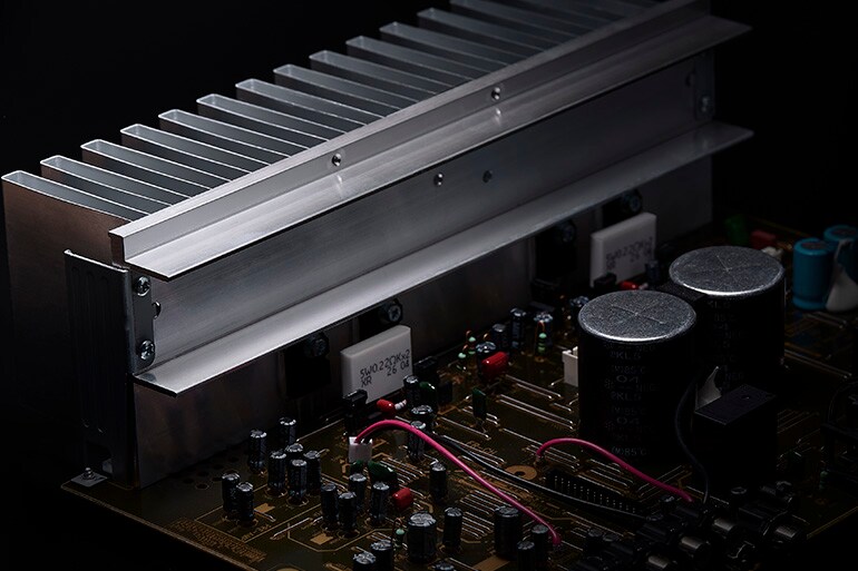 Internal aluminum heat sink and electronic components inside the Yamaha R200A.