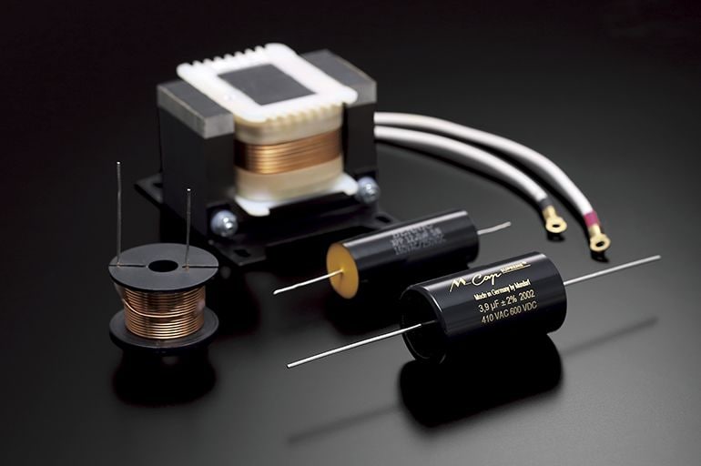 Image showing circuit, capacitor and woofer coil that is used in Yamaha NS-2000A Speaker