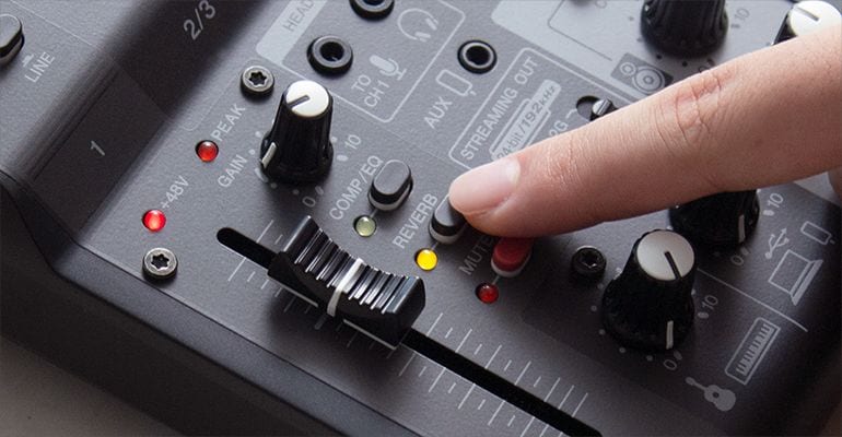 Yamaha AG03 – Table de mixage polyvalente avec interface USB audio pour le  streaming et l'enregistrement – bland
