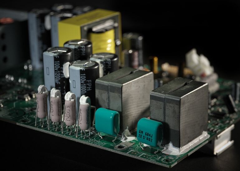 6 - 2500 W Class-D High-Power Amplifier