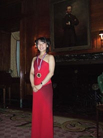 Ching-Yun Hu displays her medal