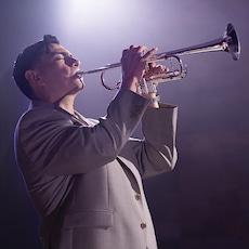 lifestyle image showing Yamaha NS-800A Speaker and R-N1000A Network Receiver